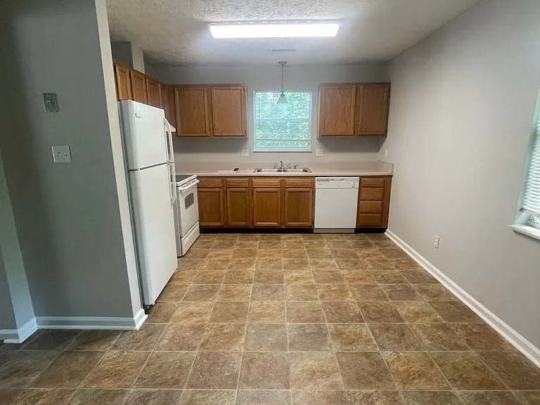 1215 Overton Ln — Photo 3