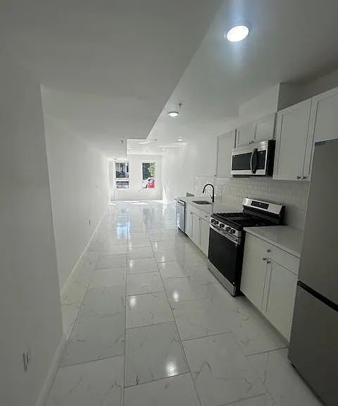 88 Romaine Ave — Photo 8