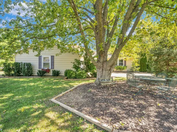 706 Hilltop Ct, Mahomet, IL 61853