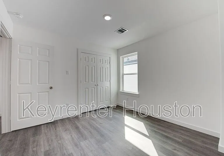 8126 Sterlingshire St #B — Photo 13
