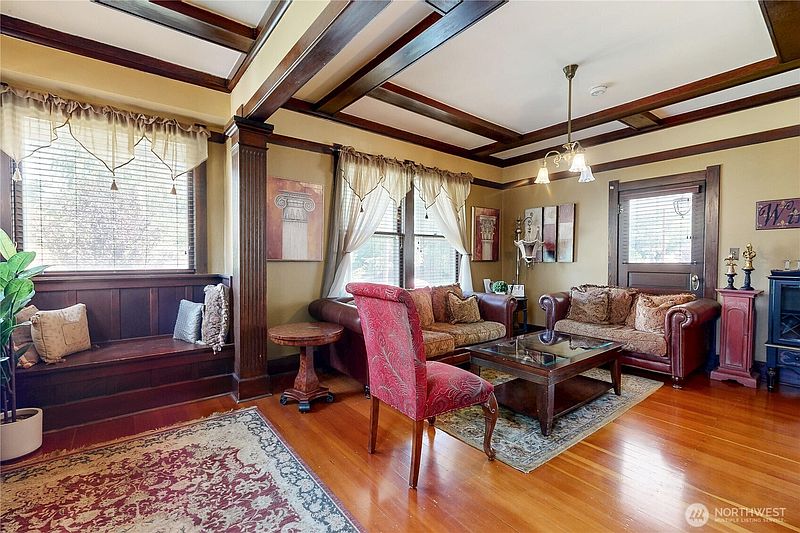 5th image of 320 Juniper Street