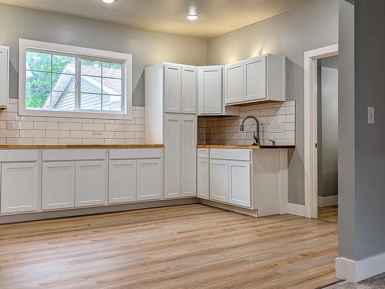 624 E Hawthorne St — Photo 5