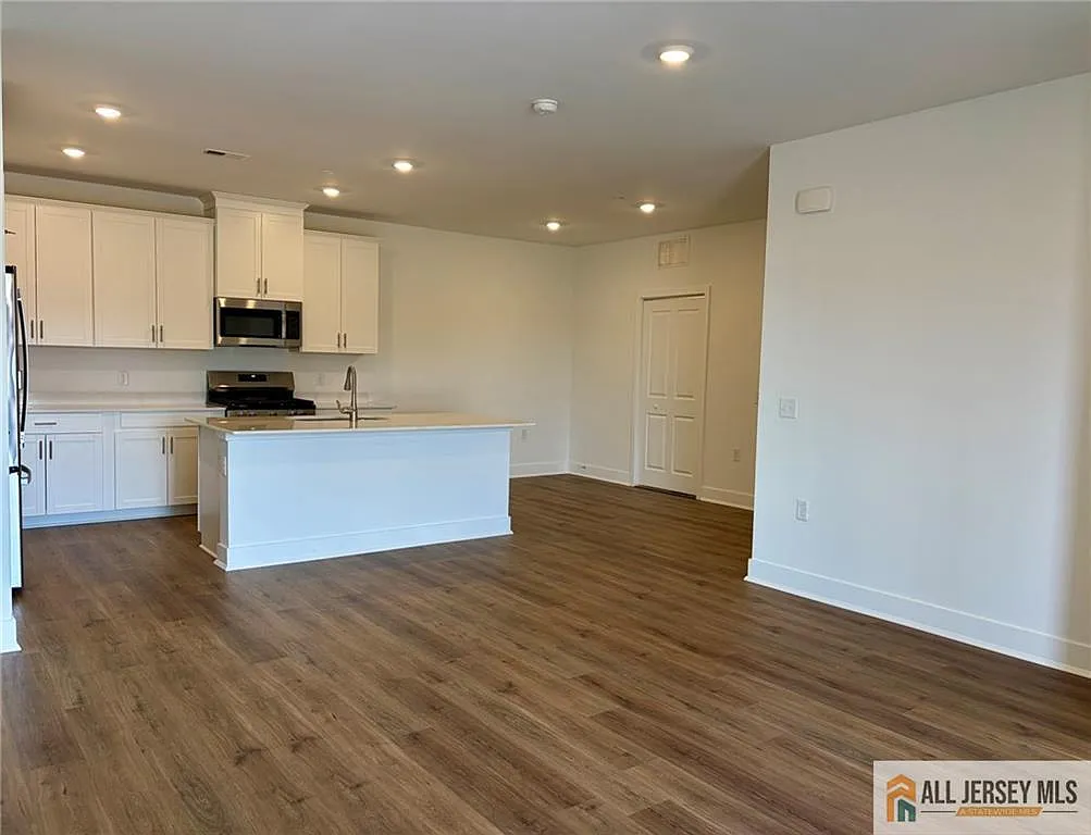 2 bed, 2.0 bath, 1182 sqft, $2,700 — Photo 2