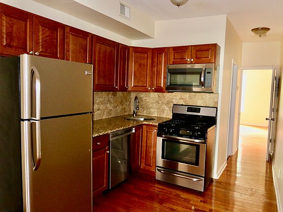 4th image of 169 Christopher Columbus Dr APT 3L