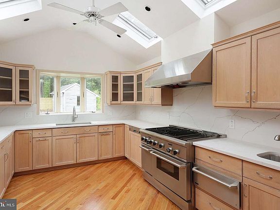 5th image of 24 Riverview Dr