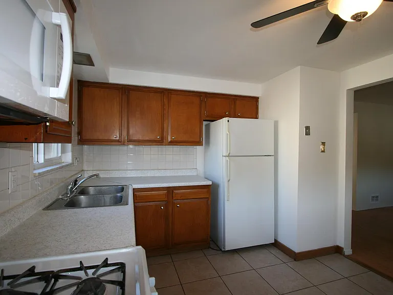 211 W Cherryhill St #2 — Photo 6