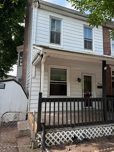 958 Queen St Photo 1