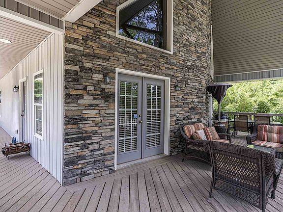 5th image of 124 Oak Ln