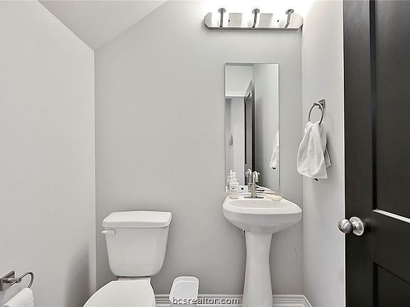 5th image of 401 Maryem St