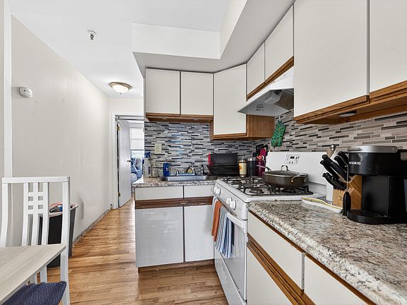 5th image of 606 Jefferson St APT 3L