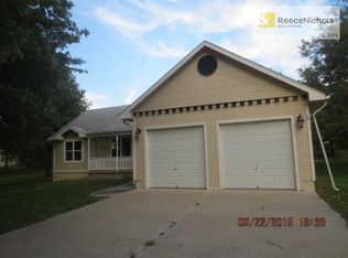 25726 Tonganoxie Dr, Leavenworth, KS 66048