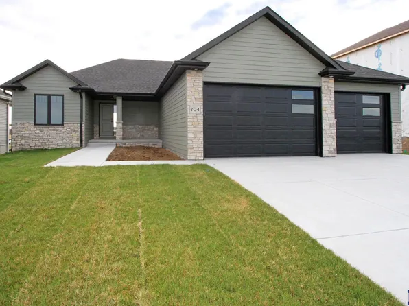 704 N 106th St, Lincoln, NE 68527