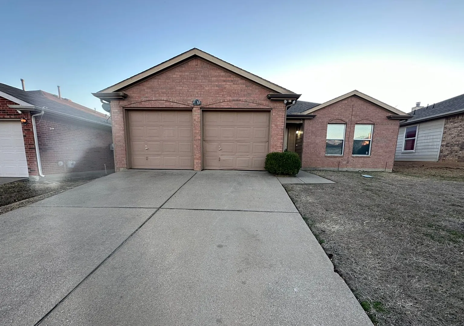 Move in ready! 3 Bedroom 2 Bath with a study in Eagle MT-Saginaw ISD — Photo 1