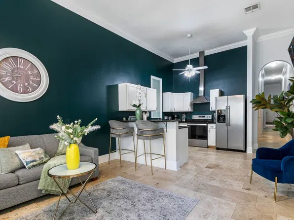 1208 Carondelet St, New Orleans, LA
