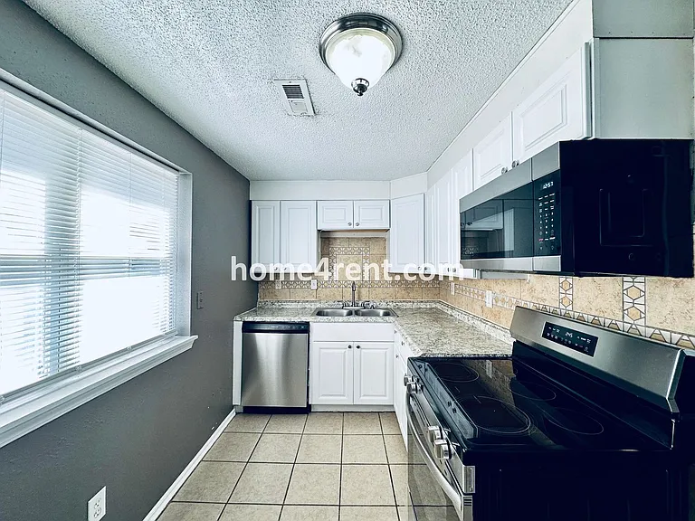 220 N Walnut St — Photo 23