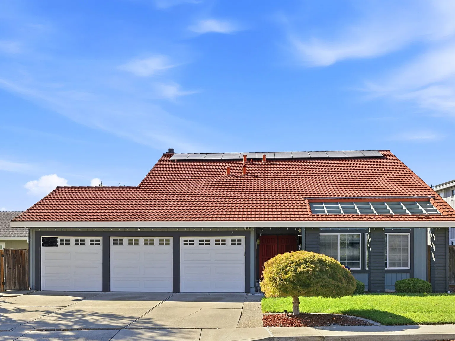 4 bed, 2.5 bath, 2253 sqft, $5,400 — Photo 1