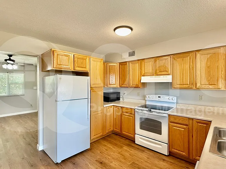 1040 W Yale Dr — Photo 4