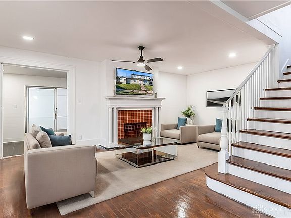 4th image of 46 Elmwood Ave E