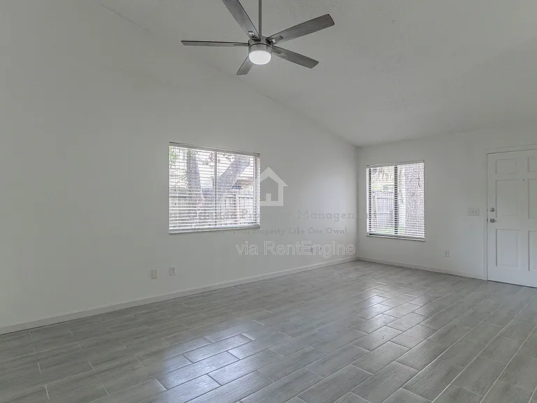 911 Robinhood Ct — Photo 12