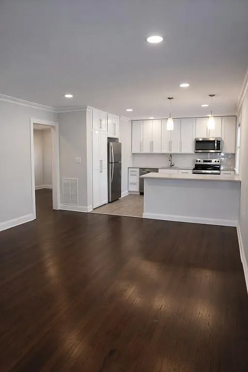 Town House Apartments — Photo 2