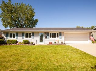 834 S Cedarcrest Dr, Schaumburg, IL 60193