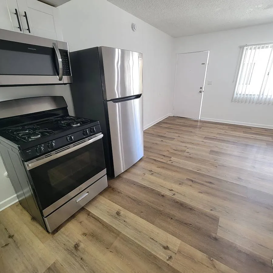 Lawndale 1 Bedroom Apartment Available — Photo 3