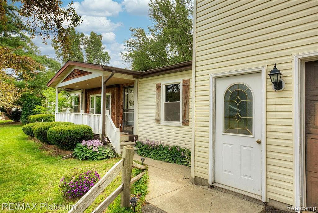 724 Menominee Dr, Howell, MI 48843 Zillow