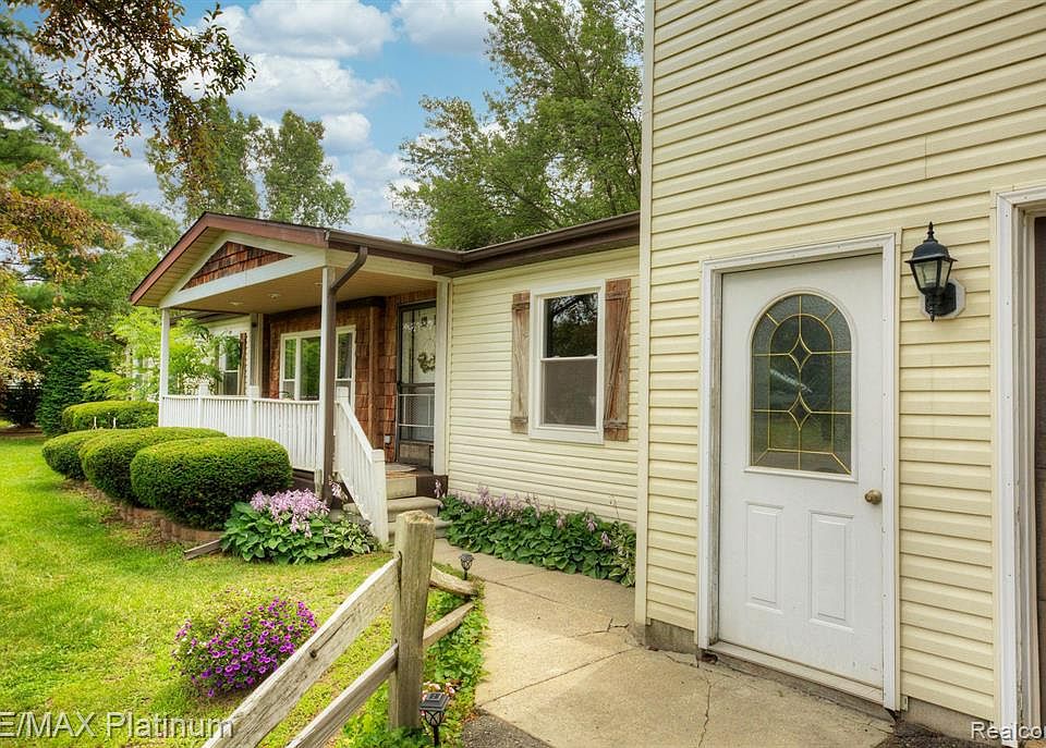 724 Menominee Dr, Howell, MI 48843 Zillow