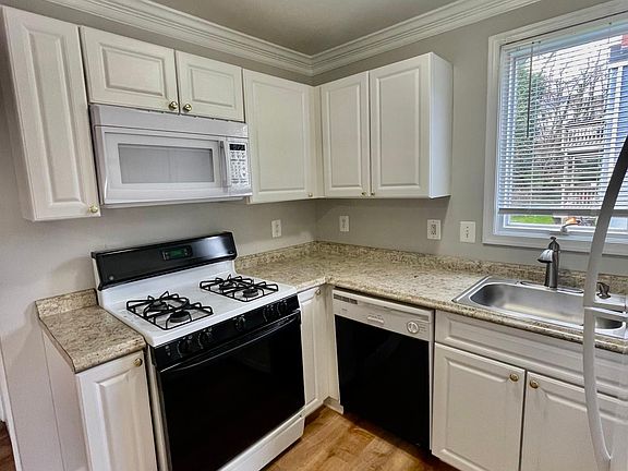 3rd image of 103 Alexandria Pike APT 3