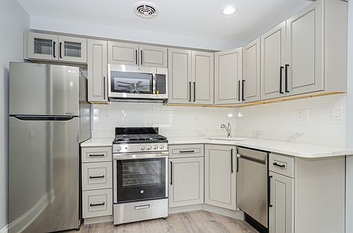 4th image of 7606 N Eastlake Ter APT 1D
