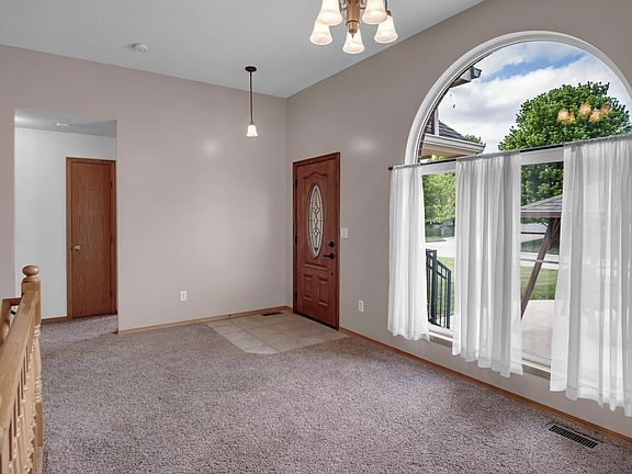 4th image of 817 Country Ln