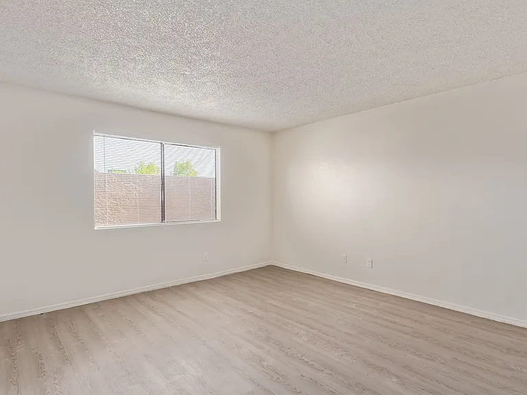 7211 N 54th Ave — Photo 17