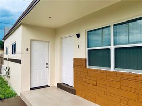 609 NW 2nd Ave, Hallandale, FL