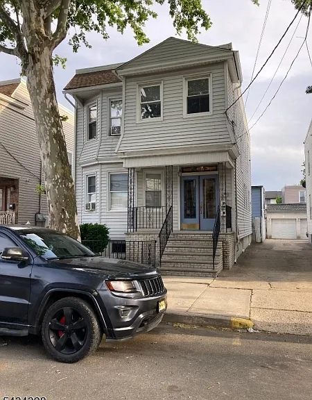 411 E Kinney St — Photo 1