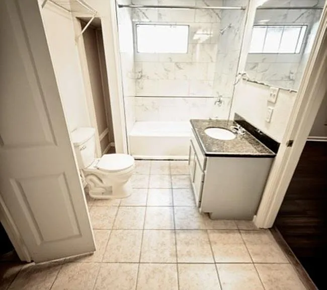 202 Leslie St — Photo 11