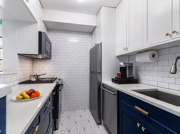 225 East 36th Street image 3 of 11