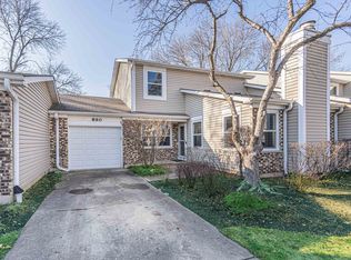 890 Colony Lake Dr, Schaumburg, IL 60194