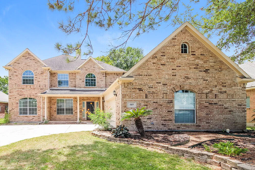 5 bed, 2.5 bath, 3110 sqft, $3,150 — Photo 1