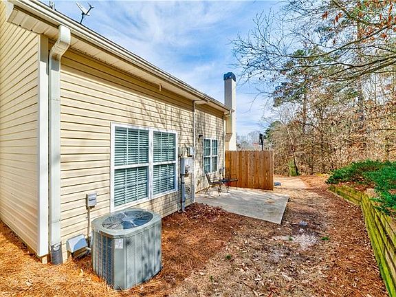 4th image of 258 Fox Creek Blvd