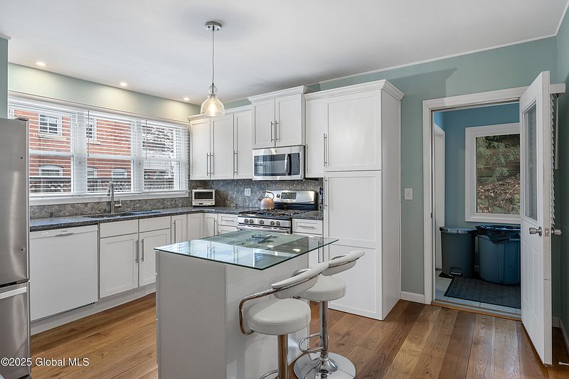 4th image of 212 Circular Street