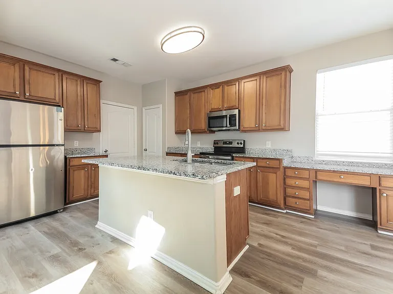 1820 Plymouth Dr — Photo 8