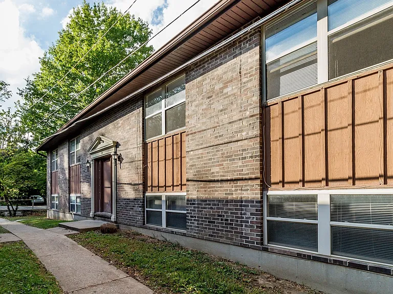 402 Lawrence Pl — Photo 3
