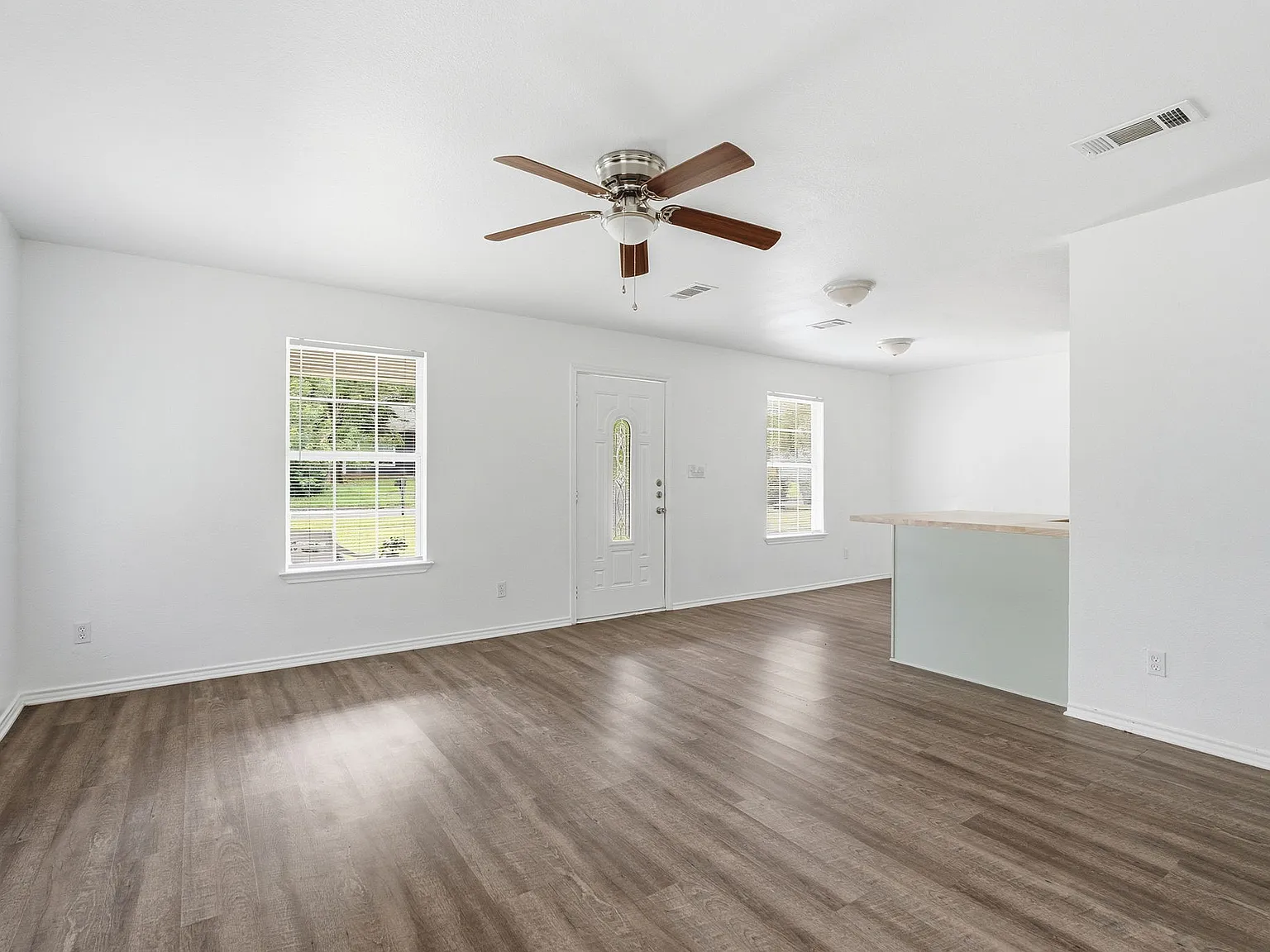 3 bed, 1056 sqft, $1,600 — Photo 4