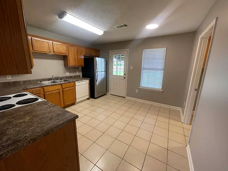 805 Brownstone Dr — Photo 5