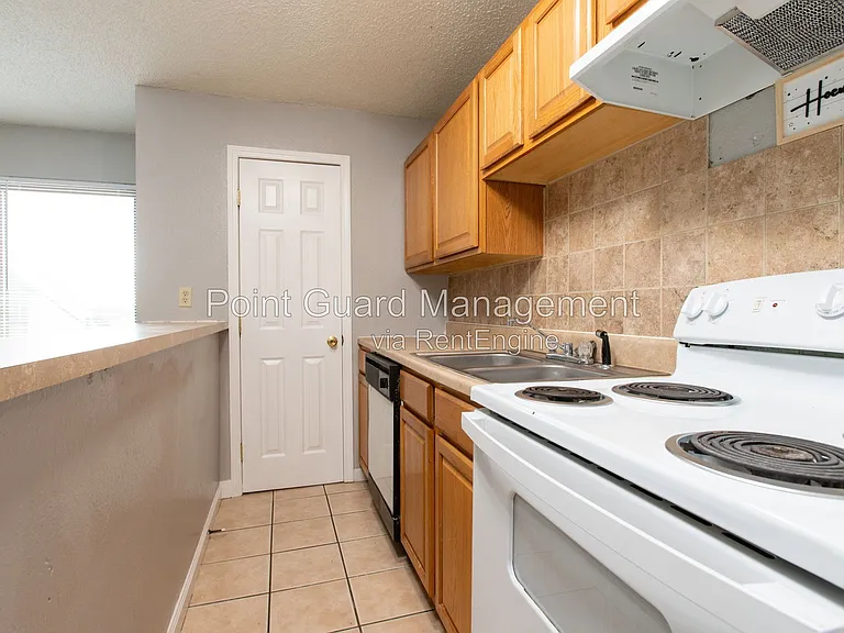 2228 S Oliver Ave — Photo 9
