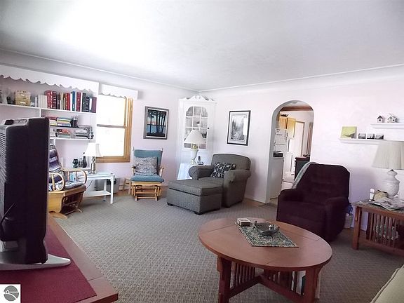 4th image of 6043 W Park St