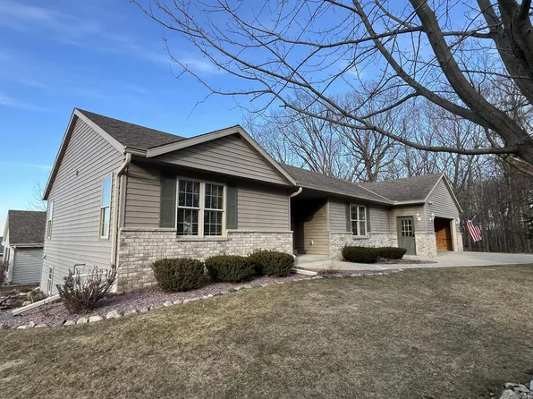 1118 Woods Edge DRIVE, Hartford, WI 53027