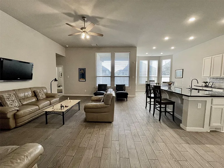 4334 Hemlock Grove Ln — Photo 18