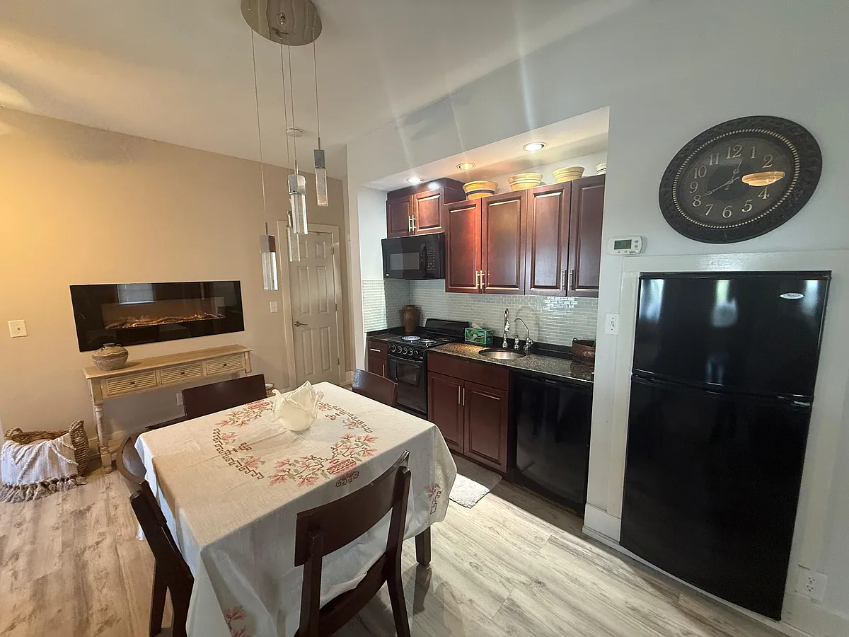 Building Photo - 1021 Bay Dr #B