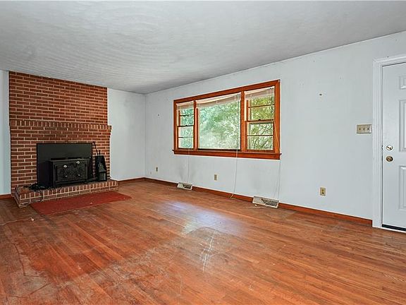 3rd image of 4649 Backwoods Rd